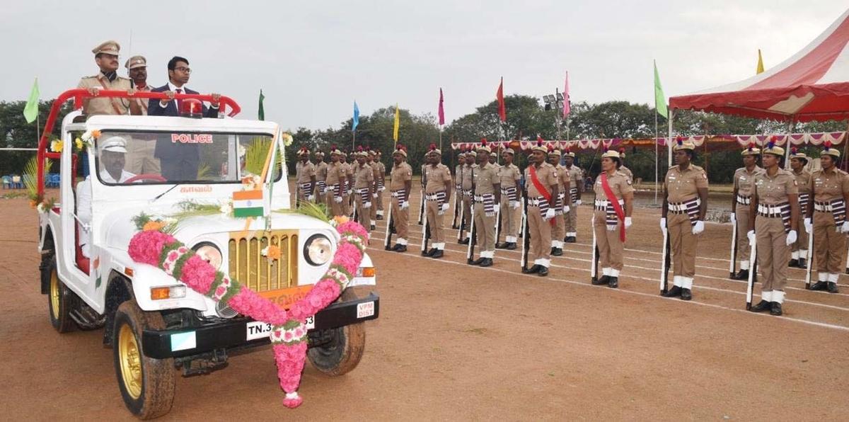 विल्लुपुरम कलेक्टर शेख अब्दुल रहमान 26 जनवरी, 2026 को विल्लुपुरम में 77वें गणतंत्र दिवस समारोह में गार्ड ऑफ ऑनर का निरीक्षण करते हुए विल्लुपुरम कलेक्टर शेख अब्दुल रहमान 26 जनवरी, 2026 को विल्लुपुरम में 77वें गणतंत्र दिवस समारोह में गार्ड ऑफ ऑनर का निरीक्षण करते हुए